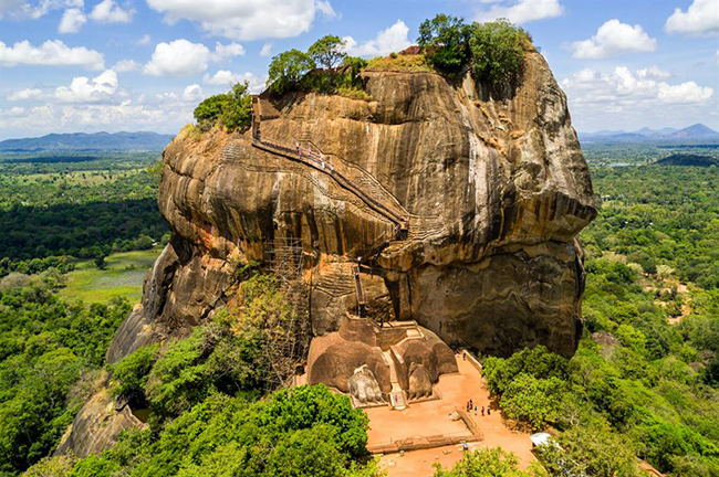 Sigiriya, Sri Lanka: Nằm nhô ra khỏi vùng đồng bằng và rừng rậm ở phía đông bắc Sri Lanka, Sigiriya là một trong những điểm tham quan hấp dẫn nhất của quốc gia này. Thật khó để tưởng tượng pháo đài đá hùng vĩ lại bị thế giới bên ngoài lãng quên cho đến khi các nhà sử học Anh khám phá lại nó vào thế kỷ 19.

