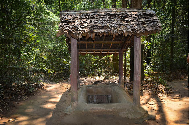 Địa đạo Củ Chi, Việt Nam: Mạng lưới đường hầm dưới lòng đất ở này ngày nay đã trở thành một điểm rất thu hút khách du lịch, với hàng trăm km đường hầm có đủ phòng ngủ, phòng họp, bệnh viện, bếp nấu ăn...
