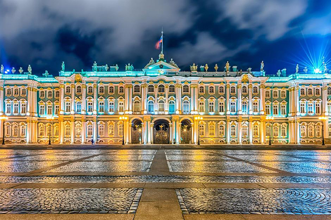 Cung điện mùa đông, St Petersburg, Nga: Đây là một kiệt tác kiến trúc Baroque của Nga. Nơi ở xa hoa của các Sa hoàng này nằm bên bờ sông Neva, với&nbsp;một số cung điện được xây dựng vào thế kỷ 18. Tòa nhà lấp lánh này được xây dựng bởi kiến trúc sư Baroque Bartolomeo Francesco Rastrelli từ năm 1754-62.
