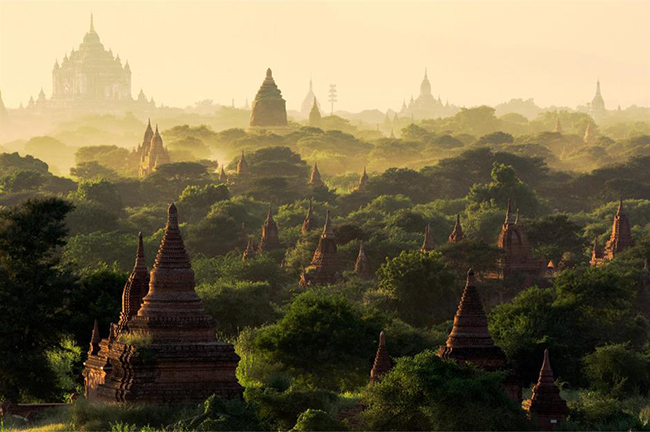 Bagan, Myanmar: Hãy phóng tầm mắt qua thành phố cổ Bagan và bạn sẽ bị mê hoặc bởi vẻ đẹp và lịch sử của một thế giới khác rất&nbsp;cổ xưa. Nơi đây có một số lượng đáng kinh ngạc các ngôi đền, cung điện, chùa và tu viện nằm san sát nhau dọc theo sông Irrawaddy.&nbsp;
