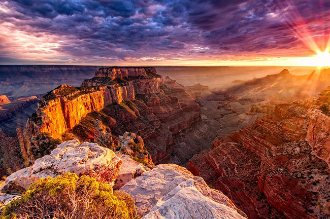 Grand Canyon, Arizona, Hoa Kỳ: Hàng triệu du khách đã đến thăm hẻm núi nhiều màu này ở Arizona. Đây là một trong những điểm tham quan tự nhiên hoành tráng nhất. Được tạo nên bởi sông Colorado qua hàng triệu năm, Grand Canyon có chiều dài 446km và đạt chiều rộng lên tới 29km thật sự rất ấn tượng.
