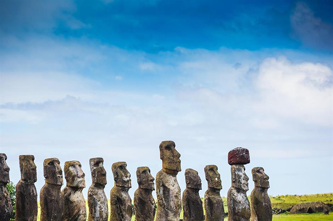 Moai, Đảo Phục sinh, Chile: Đây là một trong những hòn đảo xa nhất có người sinh sống trên Trái đất, là một địa điểm đáng chú ý được tạo nên bởi các bức tượng moai bí ẩn. Gần 900 moai bằng các tảng đá khổng lồ đã được chạm khắc và dựng lên khắp hòn đảo từ thế kỷ 11 đến thế kỷ 14.
