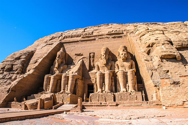 Đền thờ lớn ở Abu Simbel, Ai Cập: Được đẽo gọt cẩn thận trên sườn núi, ngôi đền hùng vĩ này được hoàn thành vào năm 1265 trước Công nguyên để kỷ niệm chiến thắng của Ramesses II và nữ hoàng Nefertari trong Trận chiến Kadesh.&nbsp;
