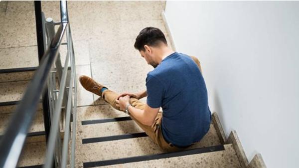 Một người bị ngã cầu thang khi đi từ phòng ngủ tới bàn làm việc ở nhà. Ảnh minh họa: Shutterstock.