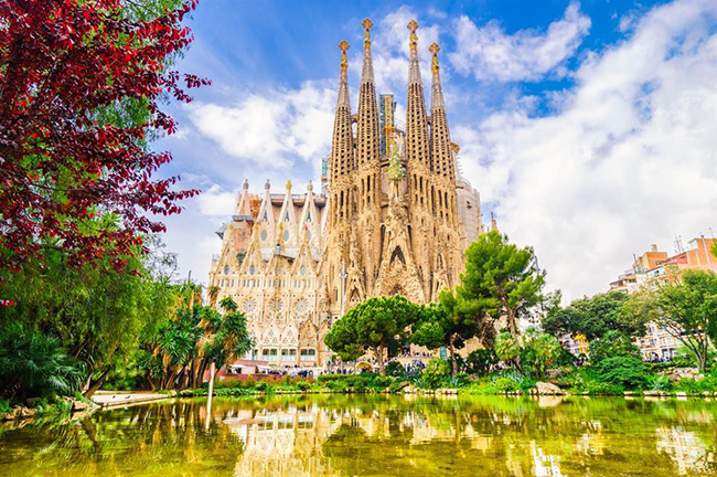 Sagrada Familia, Tây Ban Nha: Vương cung thánh đường Gothic cao chót vót ở Barcelona này đã trở thành biểu tượng của thành phố. Sagrada Familia là một viên ngọc kiến trúc đầy mê hoặc và hấp dẫn nhất. Antoni Gaudí bắt đầu thực hiện kiệt tác của mình vào năm 1882 và nó sẽ hoàn thành vào năm 2026, kỷ niệm 100 năm ngày mất của ông.&nbsp;
