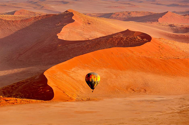 Sa mạc Namib, Namibia: Hoang vắng và khô cằn nhưng đẹp đến mê hồn, sa mạc Namib là một trong những cảnh quan ấn tượng nhất trên thế giới. Đây cũng là sa mạc lâu đời nhất, được hình thành&nbsp;trong hàng triệu năm bởi cát từ Đại Tây Dương thổi vào.&nbsp;
