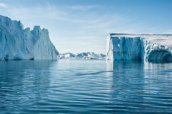 Ilulissat Icefjord, Greenland: Được biết đến là thủ phủ băng trôi của Greenland, thị trấn Ilulissat nằm trên rìa của vịnh băng cùng tên. Đến đây, du khách sẽ được chiêm ngưỡng những những tác phẩm điêu khắc bằng băng đặc biệt được tạo ra từ sông băng Sermeq Kujalleq.
