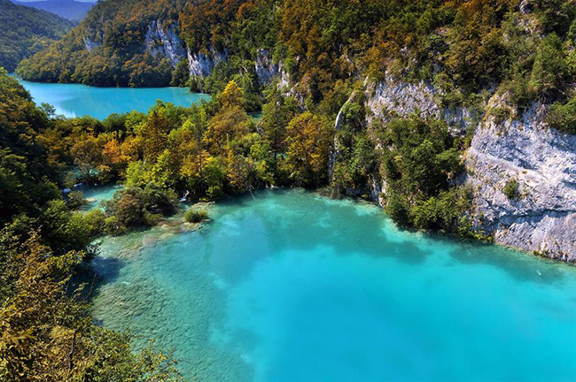 Vườn quốc gia Plitvice Lakes, Croatia: Đẹp đến ngỡ ngàng, những hồ nước lấp lánh với đủ các sắc thái khác nhau của màu xanh như xanh lá cây, xanh lam và xanh ngọc lam này sẽ khiến bạn say mê. Được nối với nhau bởi các thác nước nhiều tầng, và được bao quanh bởi rừng cây rậm rạp, đây thực sự là một cảnh tượng đáng để chiêm ngưỡng.&nbsp;
