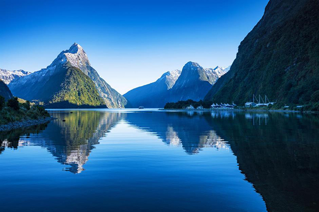 Milford Sound, Đảo Nam, New Zealand: Với những ngọn núi phủ tuyết cao vút, hồ nước rực rỡ và rừng nhiệt đới tươi tốt, sự hùng vĩ của Công viên Quốc gia Fiordland của New Zealand mang đến cho Na Uy một sự thu hút đầy quyến rũ. Viên ngọc quý này từng được gọi là &#34;kỳ quan thứ tám của thế giới&#34;.
