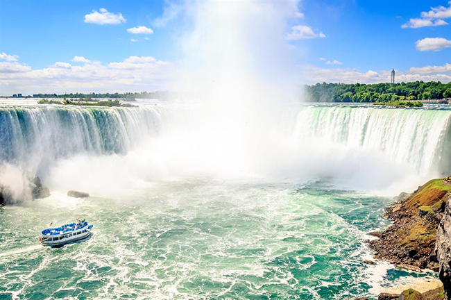 Thác Niagara, Canada và Mỹ: Kỳ quan địa chất đánh dấu biên giới giữa New York và Ontario ở Canada này là thác nước nổi tiếng nhất thế giới. Mặc dù nó không phải là cao nhất hay rộng nhất, nhưng thác Niagara&nbsp;vô cùng ấn tượng. cao 51m với lưu lượng nước 2.832 tấn nước mỗi giây.&nbsp;
