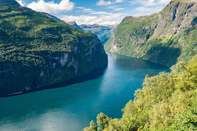 Geirangerfjord, Na Uy: Khi nói đến vẻ đẹp tự nhiên, Na Uy đã được thiên nhiên ưu đãi nhiều cảnh quan ngoạn mục bao gồm vô số những vịnh hẹp hấp dẫn. Với làn nước xanh thẳm, những thác nước đổ ầm ầm và sườn núi xanh ngắt, Geirangerfjord đã được UNESCO công nhận là địa điểm nổi tiếng nhất trong số đó.
