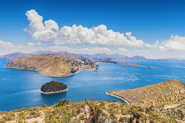 Hồ Titicaca, Bolivia và Peru: Đây&nbsp;là hồ lớn nhất Nam Mỹ và là hồ cao nhất trên thế giới ở độ cao 3.812m so với mực nước biển. Trải dài qua biên giới giữa Peru và Bolivia, vùng nước trong xanh đến ngỡ ngàng của nó là một cảnh tượng thực sự ngoạn mục trên bầu trời rực rỡ và dãy núi Andes phủ đầy tuyết.&nbsp;
