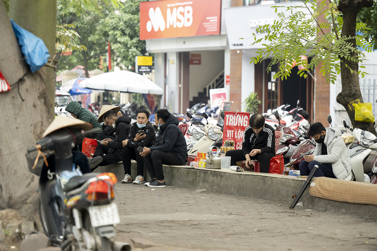 Khu vực quanh hồ Đống Đa vẫn còn nhiều hàng trà đá vỉa hè hoạt động, thu hút một lượng nam thanh niên ngồi uống, không chấp hành các quy định phòng, chống dịch.