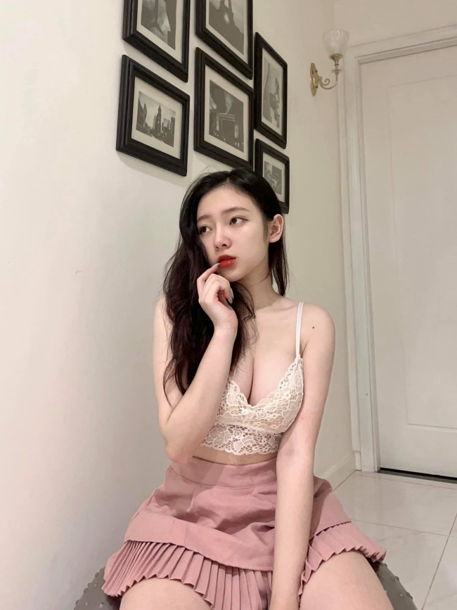 Linh Chi từng được dân mạng đặt biệt danh "hot girl ảnh thẻ" bởi bức ảnh thẻ xinh đẹp của Linh Chi được chia sẻ rộng rãi trên mạng xã hội.
