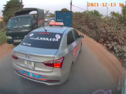 Tin tức ô tô - Video: Pha bứt tốc nhanh và &quot;điền vào chỗ trống&quot; dứt khoát của tài xế taxi