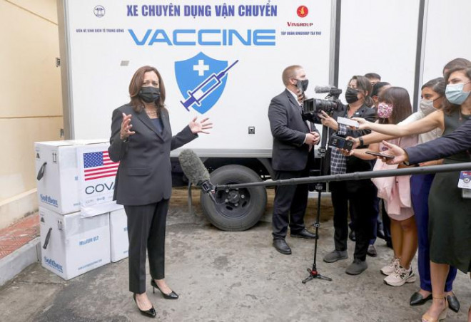 Phó Tổng thống Mỹ Kamala Harris bàn giao 270.000 liều vaccine Pfizer Mỹ tặng Việt Nam ngay trong chuyến thăm hồi tháng 8. Ảnh: Reuters