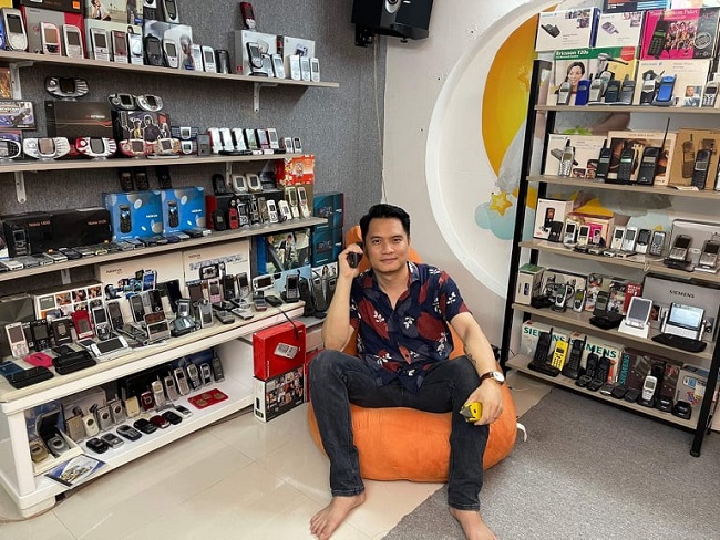 Anh Tuấn Khanh (38 tuổi, TP.HCM) hiện là chủ nhân của bộ sưu tập “độc nhất vô nhị” gồm hơn 500 chiếc điện thoại cổ.

