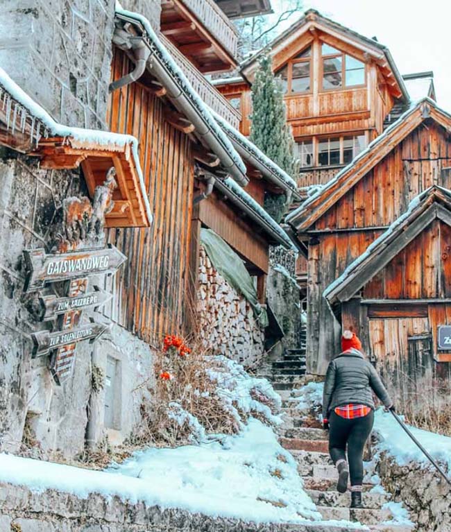 12. Hallstatt rất nhỏ, chỉ đi một lúc là khám phá hết mọi thứ. Các chuyến xe buýt ở đây bắt đầu từ 9 giờ sáng. Sau khi ăn sáng xong, bạn hãy bắt xe buýt để khám phá thị trấn.
