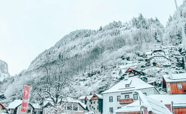 14. Hallstatt được xây dựng sát sườn núi, chằng chịt những cầu thang nhỏ và lối đi bộ dành cho một người. Bạn càng leo lên cao càng thấy đường phố trống trải và khung cảnh đẹp ngất ngây.
