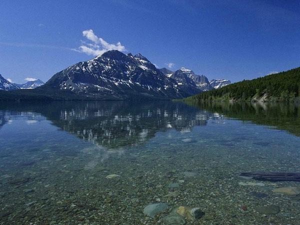 Hồ Baikal nằm ở phía nam Siberi, giữa tỉnh Irkutsk và nước Cộng hoà Buryatia. Baikal là hồ nước ngọt có lượng nước lớn nhất và sâu nhất trong các hồ trên thế giới.