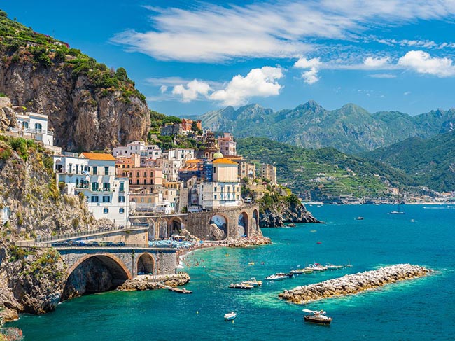 3. Trong đó,&nbsp;Positano, Amalfi và Ravello là những nơi nổi tiếng nhất, thu hút rất nhiều khách du lịch ghé đến.
