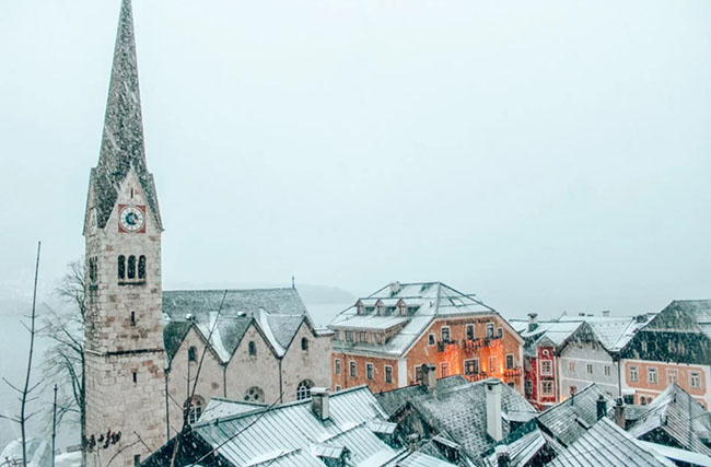 4. Hallstatt lúc chạng vạng trong một trận bão tuyết. Núi, sương mù, tuyết rơi, ánh điện… tạo nên một thiên đường đúng nghĩa đen.
