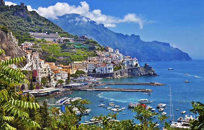 9. Có rất nhiều tour du lịch thú vị ở Amalfi, mang đến&nbsp;cho du khách những trải nghiệm độc đáo. Bạn có thể đăng ký tour nửa ngày hoặc cả ngày bằng thuyền.
