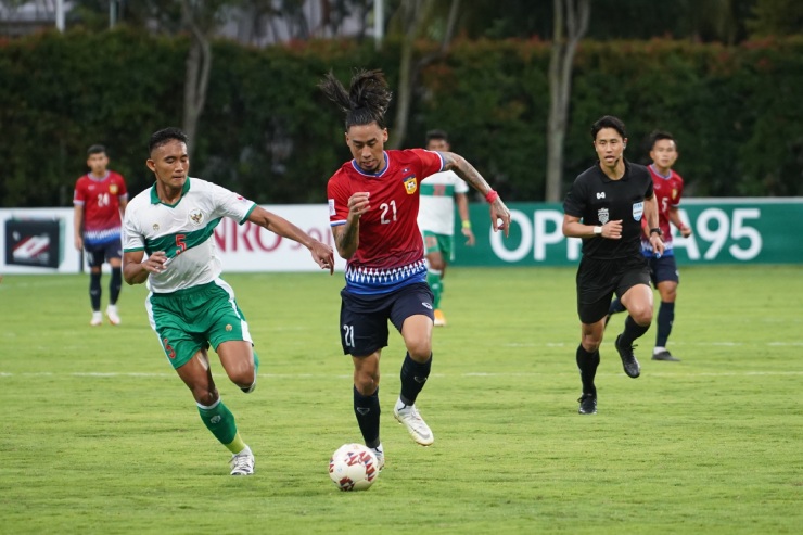 Billy Ketkeophomphone (áo đỏ) đang tìm kiếm bàn thắng đầu tiên ở AFF Cup