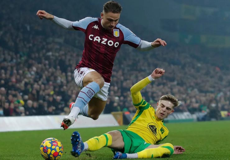 Aston Villa (áo đỏ sẫm) chiếm thế thượng phong trước Norwich