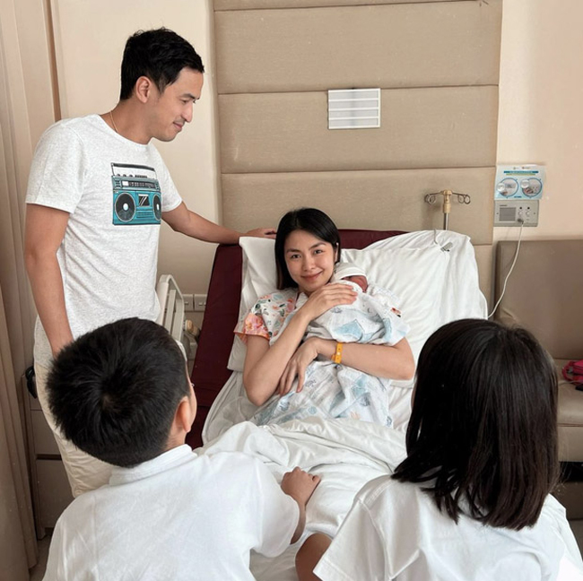 Trong 7 năm kết hôn, Tăng Thanh Hà sinh 3 người con. Mới đây vào chiều ngày 13/12, cô bất ngờ công khai hình ảnh hạ sinh bé thứ ba tại bệnh viện, bên cạnh niềm vui có ông xã và các con.
