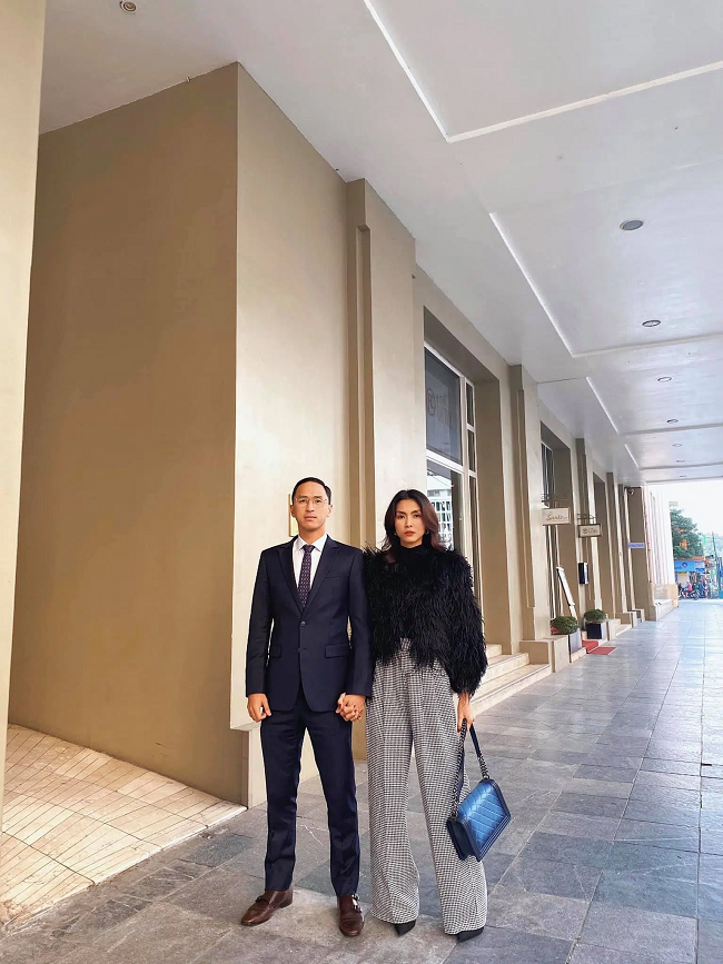 Khi đang ở đỉnh cao sự nghiệp, Tăng Thanh Hà bất ngờ tuyên bố kết hôn với doanh nhân Louis Nguyễn của tập đoàn nghìn tỷ khiến cư dân mạng ngỡ ngàng.
