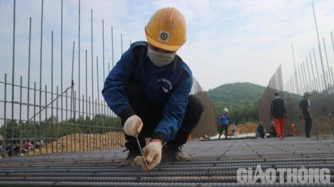 Công nhân đang gia cố giữa các thanh thép chuẩn bị công đoạn đổ bê tông làm hầm chui dưới cao tốc dành cho người đi bộ