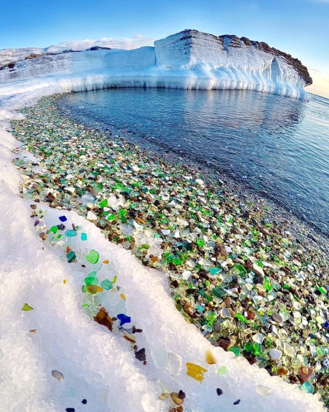 Bãi biển độc đáo lấp lánh hàng triệu viên đá thủy tinh ở vịnh Ussuri - 1