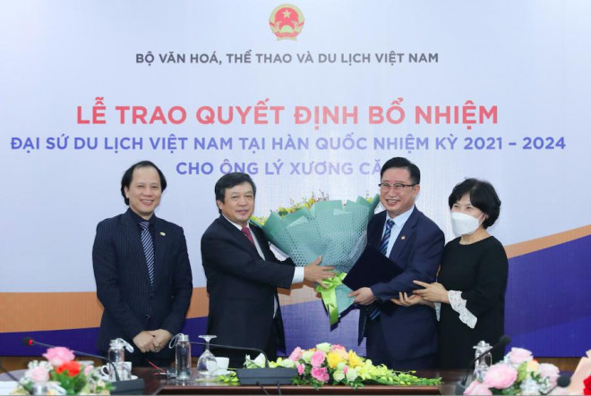 Thứ trưởng Bộ VH-TT-DL Đoàn Văn Việt trao quyết định bổ nhiệm Đại sứ du lịch Việt Nam tại Hàn Quốc cho ông Lý Xương Căn