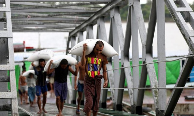 Vác gạo tại một cầu cảng ở thành phố Yangon của Myanmar. Ảnh: Xinhua.