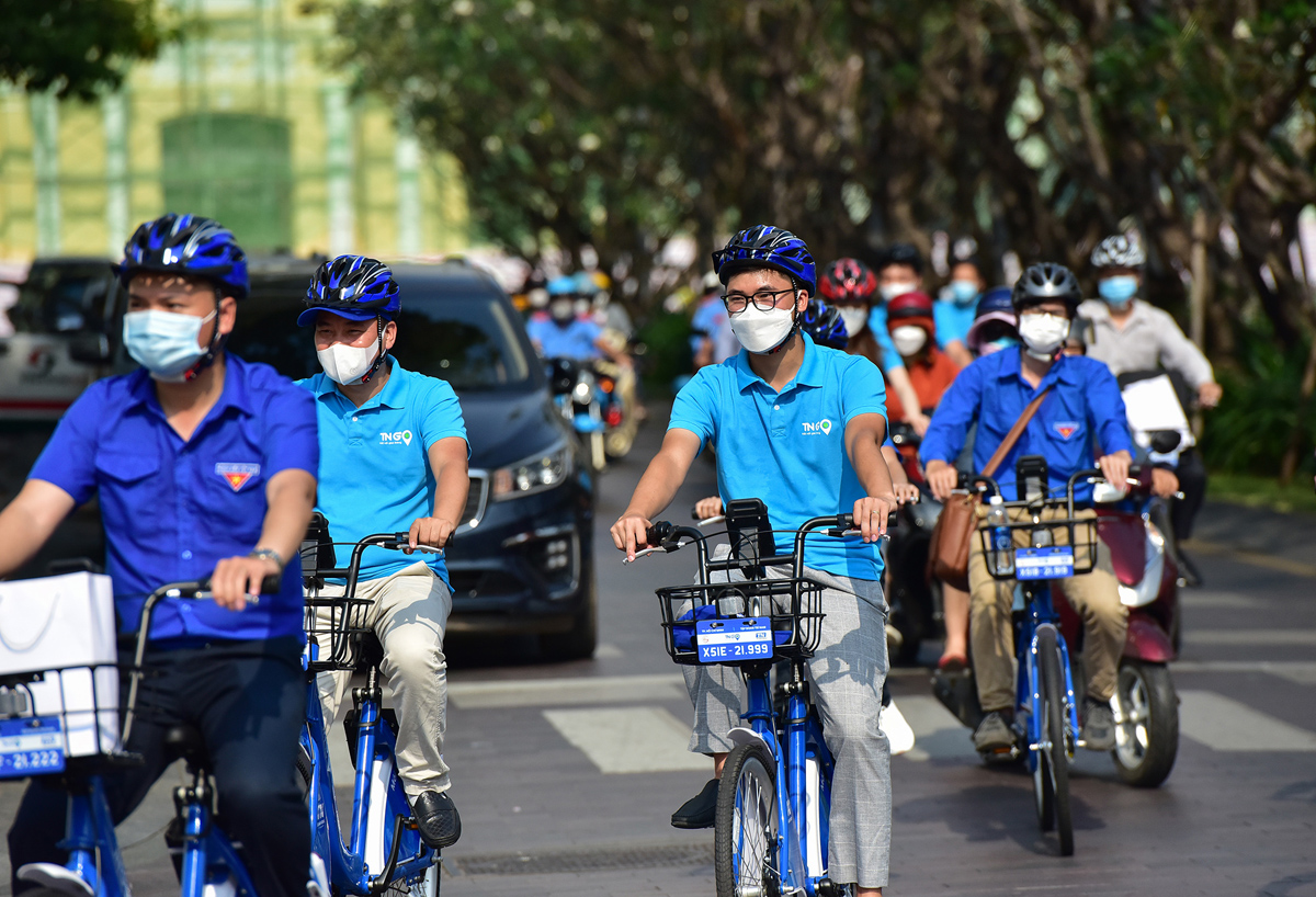 Theo ông Lâm, trước mắt cho chủ đầu tư thuê mặt bằng đậu xe đạp miễn phí, sau một năm sẽ tính lại giá thuê. Bên cạnh đó, trong thời gian tới nếu mô hình xe đạp công cộng này thành công sẽ nhân rộng phạm vi hoạt động ra một số quận khác. Thời điểm ban đầu hoạt động, giá thuê xe được áp dụng 5.000 đồng/30 phút và 10.000 đồng/giờ với mỗi xe. Đơn vị khai thác sau đó sẽ nghiên cứu đa dạng các loại vé. Trước mắt vào thời gian sẽ miễn phí 15 phút đầu để thu hút người dân sử dụng.