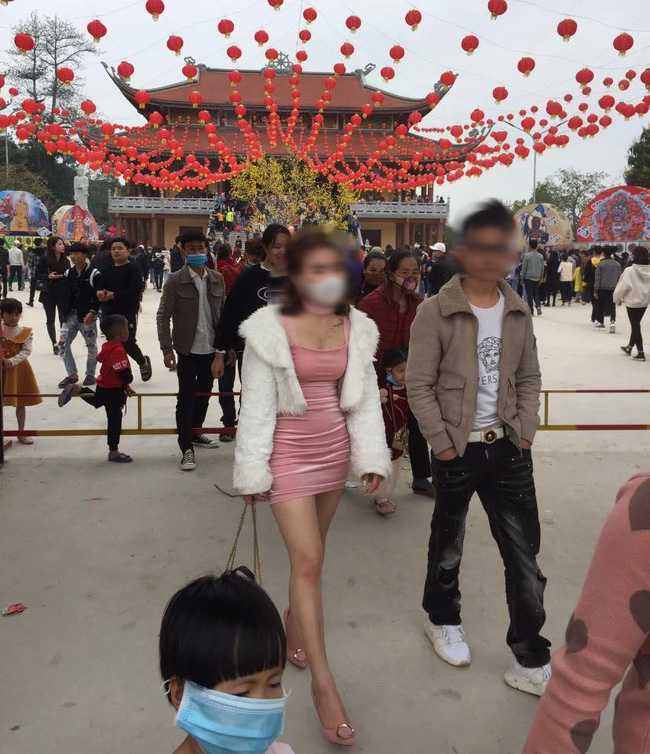 Hình ảnh cô gái mặc váy bó sát, tôn dáng khi đi lễ tại một ngôi chùa ở Nghệ An thu hút sự chú ý của cư dân mạng.