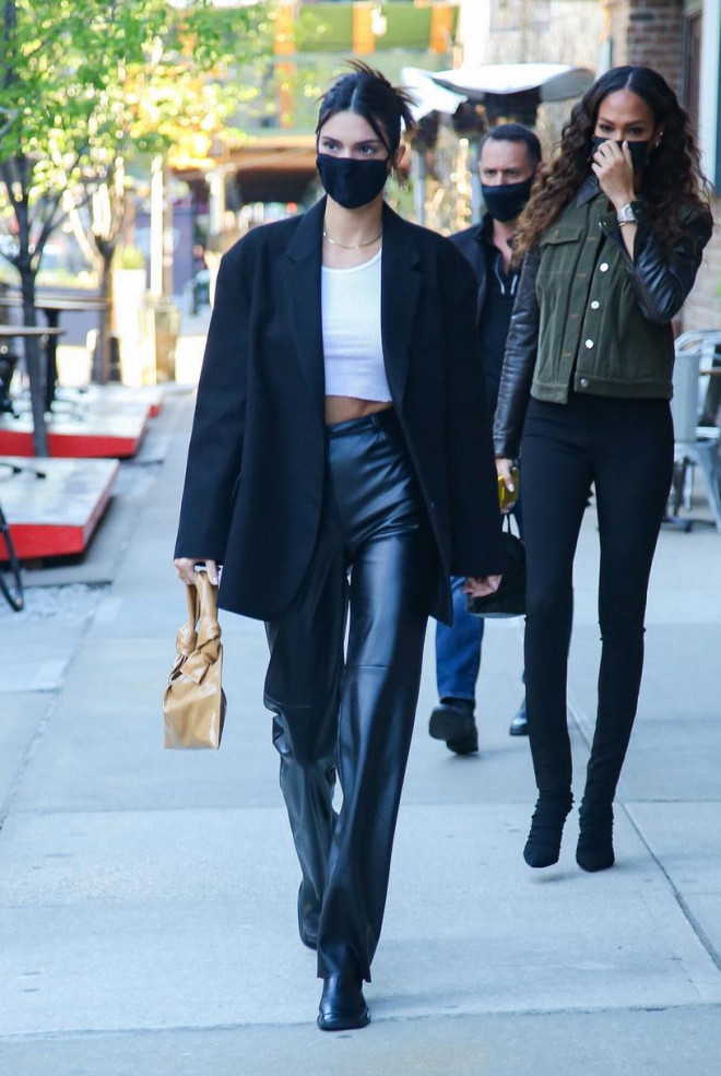 Kendal Jenner quần da dạo bộ trên hè phố New York.