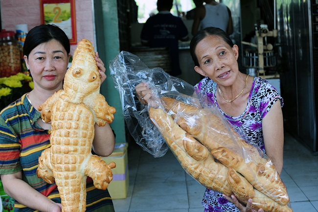 Công đoạn làm bánh mì cá sấu bắt đầu với việc tạo hình, sau đó ủ bột từ 1 - 2 tiếng để nở to, khắc vẩy, nướng trong lò hơn 30 phút, cuối cùng là rắc mè và kết thúc bằng một lớp bơ sầu riêng thơm lừng phết trên mặt bánh.
