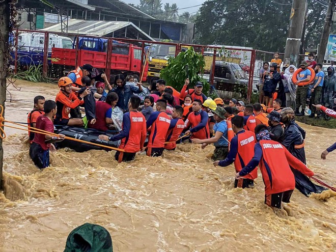 Đội cứu hộ Philippines giải cứu người dân bị mắc kẹt do mưa bão.