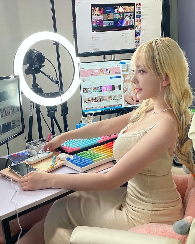 Đua theo trào lưu, nữ streamer xinh đẹp có màn cosplay gợi cảm khó đỡ - 3