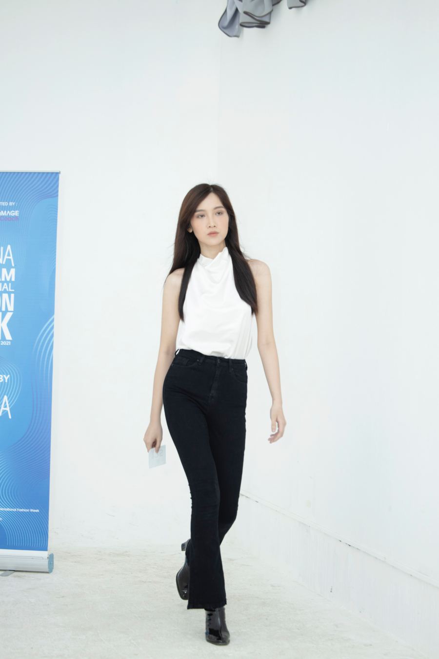 Hoa hậu Đỗ Thị Hà tham gia casting trong trang phục đơn giản, nhan sắc xinh tươi của cô nhận được nhiều lời khen ngợi.