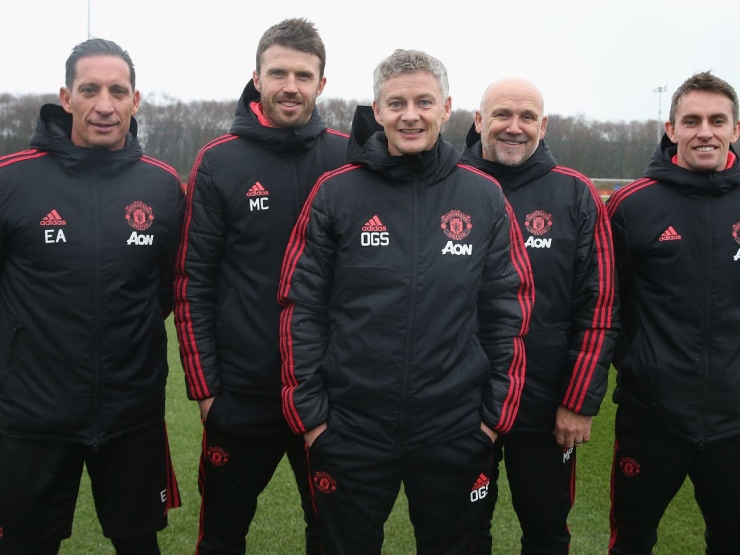 Mike Phelan (thứ 2 từ phải sang) là người duy nhất trong ban huấn luyện thời Solskjaer còn trụ lại MU