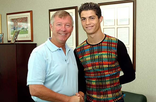 Ronaldo bên cạnh Sir Alex trong năm đầu tiên ở MU