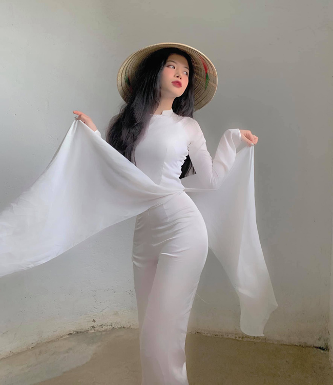 Nguyễn Thị Trà Giang (Đắk Lắk) nổi lên từ loạt ảnh diện áo dài xinh đẹp và gợi cảm. 
