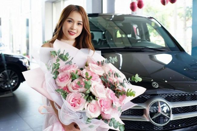 Cô cũng là mỹ nhân Việt gây chú ý khi mang vali tiền mặt chốt đơn xe ô tô hạng sang. 
