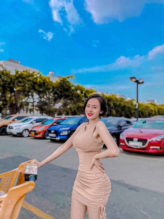 Cách đây vài ngày, hot girl Bà Tưng (Lê Huyền Anh) đăng tải hình ảnh mặc đầm màu nude bó sát đi siêu thị. Người đẹp xứ Nghệ tự tin khoe vóc dáng gợi cảm tại bãi đỗ xe. Đính kèm loạt ảnh, Bà Tưng viết: 'Outfit Huyền Anh đi chợ thường đơn giản thôi'. 
