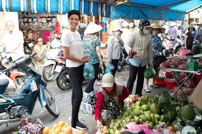 Vốn là người giản dị, H&#39;Hen Niê luôn xuất hiện với hình ảnh bình dân như bao người khác dù là Hoa hậu nổi tiếng. Hình ảnh chân dài Ê-đê mặc áo thun, quần jean đi chợ gây chú ý.
