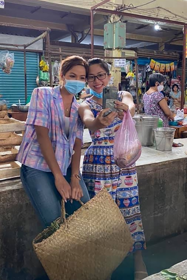 Hoa hậu Hoàn vũ Việt Nam 2017 thoải mái chụp ảnh cùng fan.
