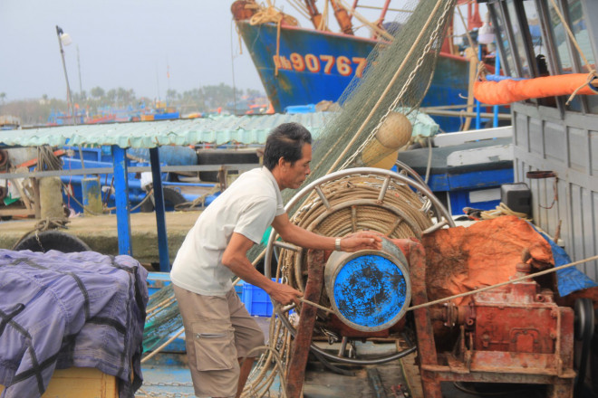 Ngư dân Quảng Nam cấp tập đưa thuyền vào bờ tránh bão - 1